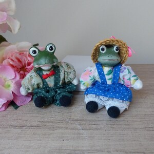Pair of dressed ceramic frog figurines, frogs for country house farm decoration, farmer frog dolls