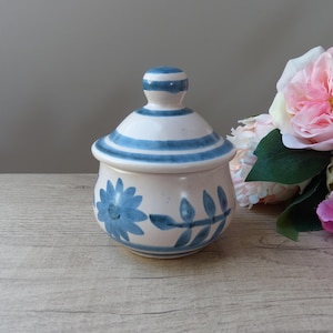 Sucrier avec Couvercle en Grès Décoré de Fleurs Bleues Longchamp France, pot couvert, boîte à sucres Longchamp motif floral peinte à la main