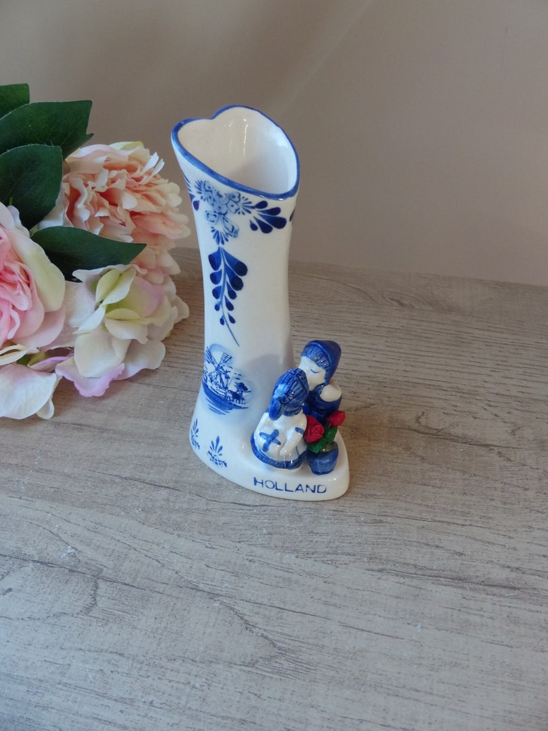 Vintage Petit Vase en Porcelaine Delf Bleu et Blanc en Forme de Coeur avec les Amoureux Hollandais, Cadeau Couple image 1