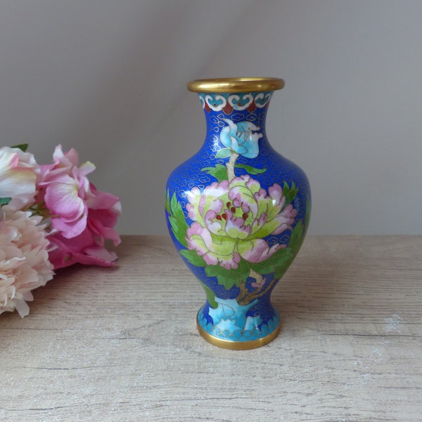 Ancien petit vase en laiton cloisonné chinois, vase miniature décoration asiatique bleu et rose