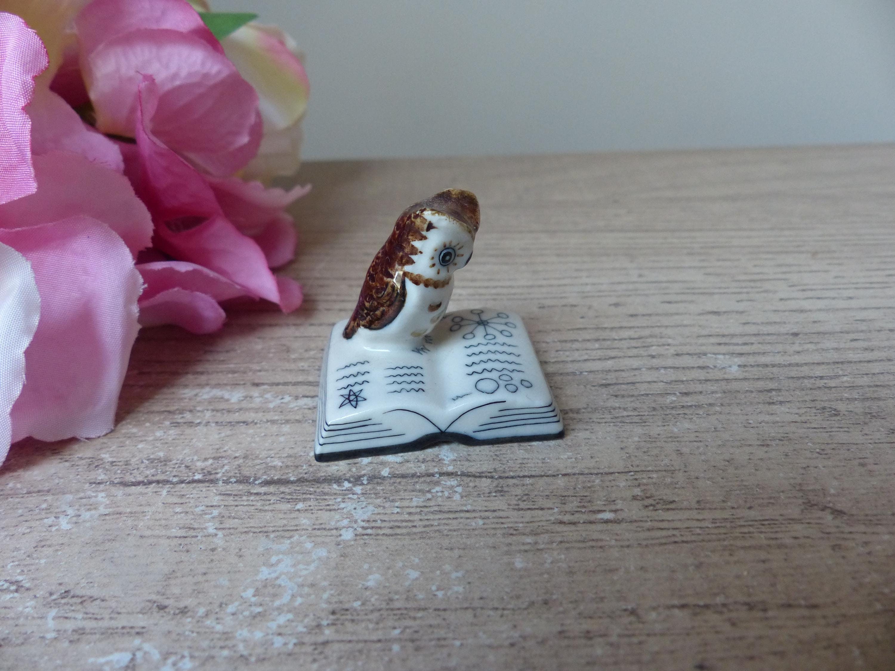 Miniature Hibou Savant en Porcelaine – Figurine sur Livre Peinte à la Main, Fève