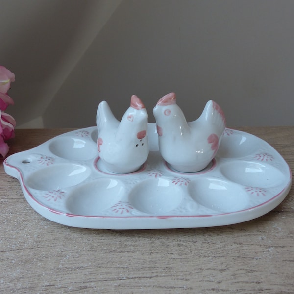 Ancien Plat Présentoir à Oeufs en Céramique Blanche et Rose avec Salière et Poivrière Poules Vintage