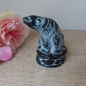 Scultura di orso nero seduto su una roccia della collezione Aardik, statuetta vintage di orso solitario fatta a mano in Canada