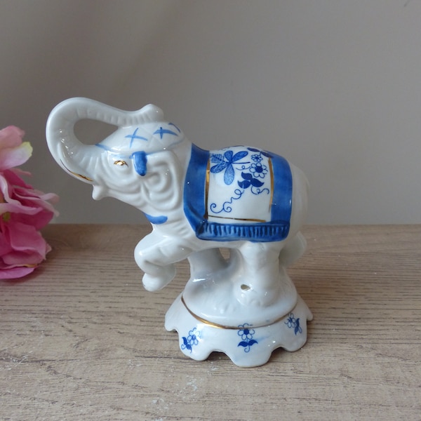 Vintage statuette éléphant en porcelaine bleue et blanche, figurine éléphant joyeux et dansant, éléphant qui porte chance Taïwan