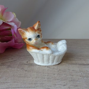 Relaxed, zen-like ginger cat figurine in its basket – decorative handcrafted sculpture for bedroom, living room or bathroom