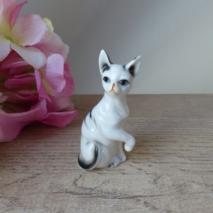 Miniature hand-painted black and white porcelain cat figurine – elegant little sitting cat for collectors, decoration or gift