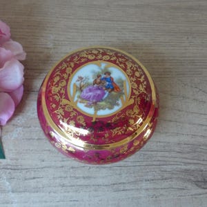 Petite boite à bijoux rouge avec liseré doré, boite ronde en porcelaine bavaria romantique couple scène galante décor chambre Shabby Chic