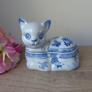 Boite chat en céramique bleu et blanc style asiatique, boite chat avec couvercle décor fleurs et papillons, bonbonnière chat, boite à bijoux