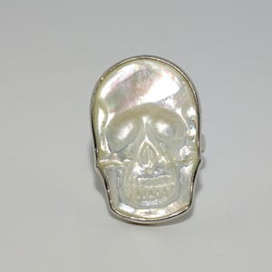 Beautiful large 925 Sterling silver and Mother of Pearl carved skeleton skull ring UK size N/O