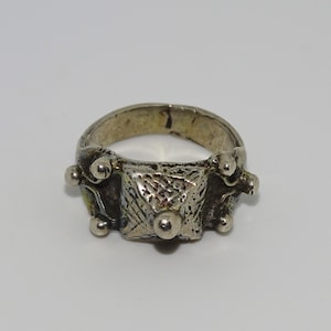 Vintage white metal Bedouin Yemen pyramid tower and bobbles patterned ring UK size O