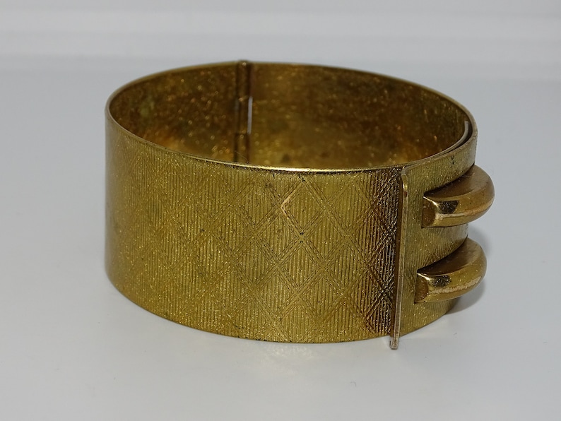 Vintage 1950/'s signed Kigu Made in England hinged cuff bracelet with unusual fastener design