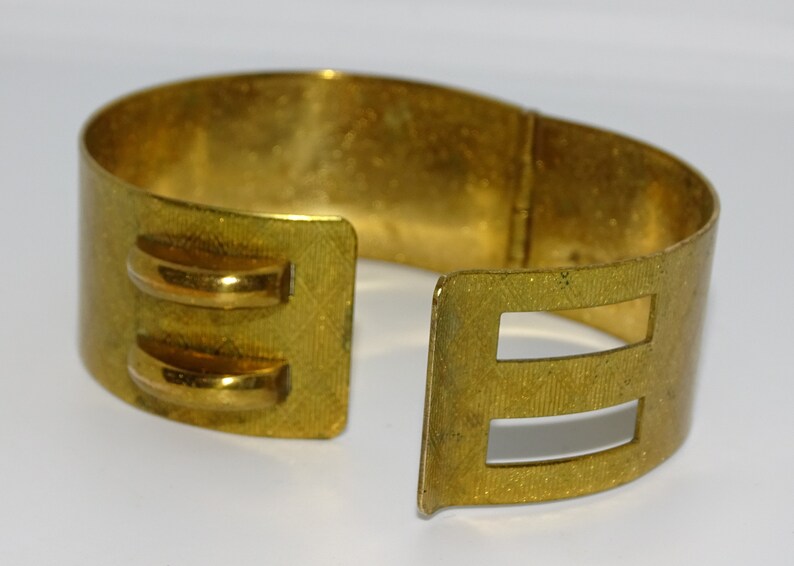 Vintage 1950/'s signed Kigu Made in England hinged cuff bracelet with unusual fastener design