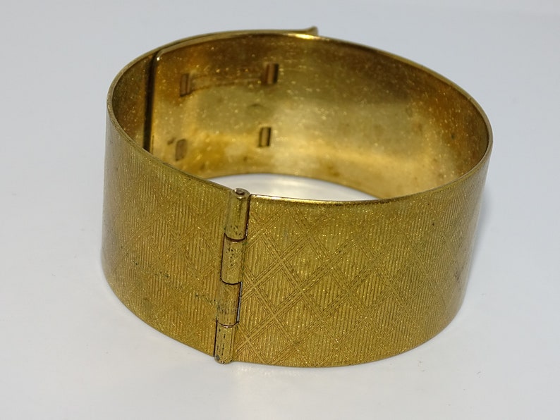Vintage 1950/'s signed Kigu Made in England hinged cuff bracelet with unusual fastener design