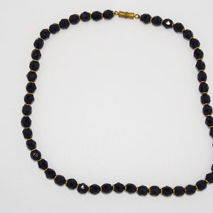 Magnifique collier ras de cou vintage en perles de verre noir de jais