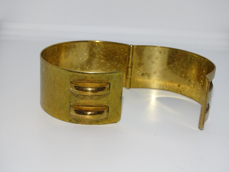 Vintage 1950/'s signed Kigu Made in England hinged cuff bracelet with unusual fastener design