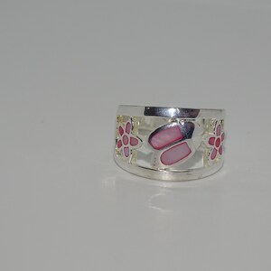 Beautiful 925 sterling silver ring with pink mother of pearl/ MOP flower and stylised bug/ladybird cut out design UK Size W