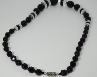Collier Ancien Ras Du Cou En Perles De Verre Noir Facetté - Style Gothique Occasion