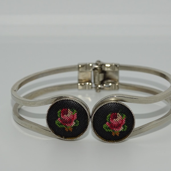 Vintage costume jewellery needlepoint/ petit point hinged clamper bracelet with flower design