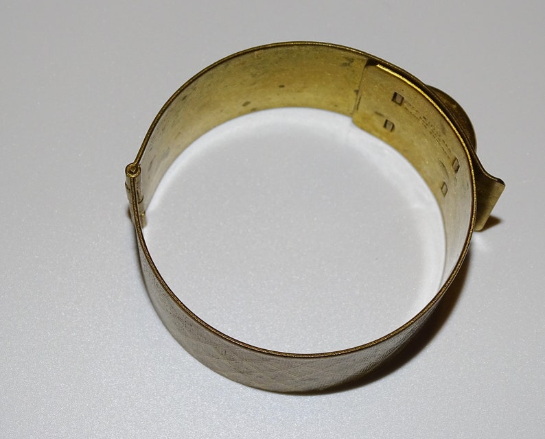 Vintage 1950/'s signed Kigu Made in England hinged cuff bracelet with unusual fastener design