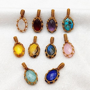 Peut inclure: Dix pendentifs en pierres précieuses avec du fil de cuivre doré enroulé autour de chaque pierre. Les pierres sont de différentes couleurs, notamment le blanc, le rouge, le violet, le bleu, le jaune, le vert, le rose et le bleu foncé.
