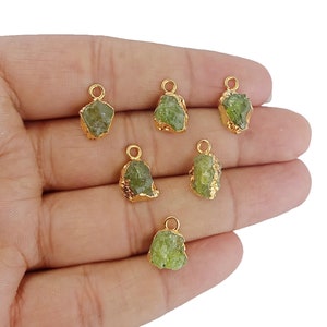 Grobe Heilung Peridot August Birthstone galvanisierte Anhänger, Rand überzogener Charme, roher Anhänger, rohe Kristallanhänger für Geschenk