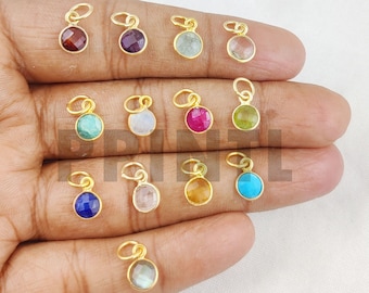 Ädelstensberlock med liten rund form och fasetterad bezel, hänge i sterlingsilver, hängen med guldfärgad vermeil-bezel, hängen med födelsesten, 6 mm hängeberlocker