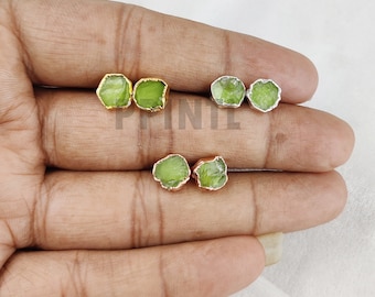 Orecchini in peridoto, gioielli in peridoto, orecchini con pietra portafortuna di agosto, orecchini grezzi, orecchini con pietre preziose, gioielli con pietre preziose grezze, gioielli in oro grezzo, orecchini grezzi
