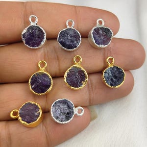 Natürlicher roher Amethyst Anhänger / Februar Geburtsstein Charme / Sterling Silber Charm Anhänger / winziger runder Anhänger / Schmuckherstellung Idee / Verkauf pro Stück