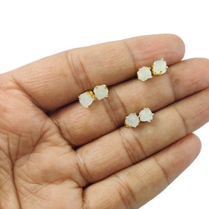 Tiny Aquamarine Stud Earring, Birthstone Post Earring, Stone Claw Stud,Healing Crystal Earrings Women,Birthstone Gift,Birthday Gift