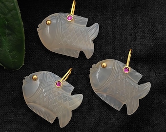 Hänge med snidad fisk i vit månsten, ädelstensfiskberlock med nypfäste, totemhänge i sterlingsilver