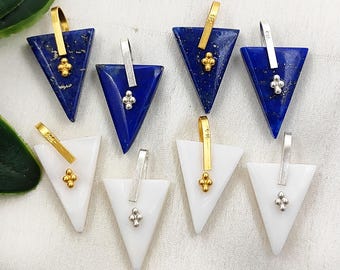 Lapis Lazuli triangelhänge, pärlemorguld med nypfäste, hantverksmässigt hänge