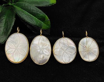 Ovalt blomma-snidat hänge av pärlemor, guldfärgad snäckskal-berlock, graverat blomsterstenshänge, smyckestillverkningstillbehör