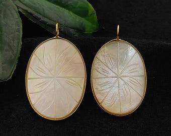 Ovalt hänge med snidad pärlemor, förgyllda bezel-berlocker, hänge med graverad blom-sten, gör-det-själv-berlock, smyckestillverkningstillbehör