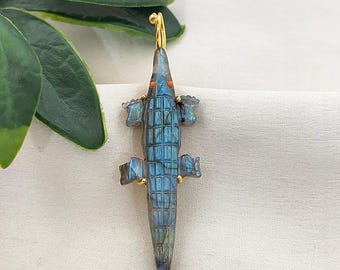 Labradoritkrokodilhänge, handskuren alligatorberlock, förgyllt borghalsband, djurtotemsmycken, unikt ädelstenshänge i present