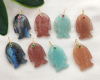 Hänge med snidad ädelstensfisk, berlock med blandade stenar för fisk, hänge i sterlingsilver och guld med fin nypfäste, hantverkskristallhänge, smyckestillverkning