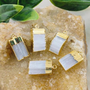 Pendentif tranche de sélénite brute pour collier faisant des breloques en argent sterling plaqué or pour boucle d&#39;oreille breloque de collier plaquée main par -1 pièce