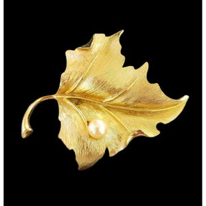 Boucher Gold Tone Textured Leaf With Pearl Vintage Brooch 8031