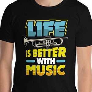 Könnte beinhalten: Schwarzes T-Shirt mit einer gelben und blauen Grafik, auf der "Life is better with music" steht und eine Trompetenillustration.