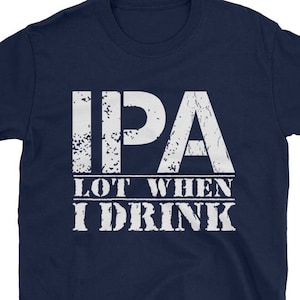 Può includere: Una maglietta blu navy con testo bianco che dice "IPA LOT WHEN I DRINK".