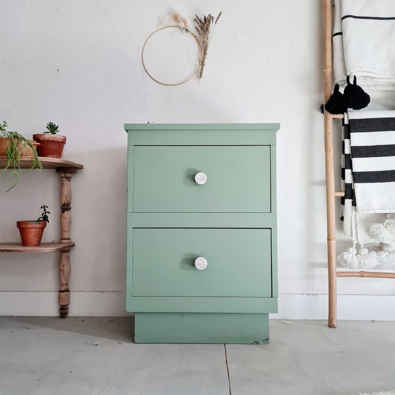 Commode deux tiroirs en bois coloris vert Chiffonnier ancien en bois à deux tiroirs Factory Vintage image 1