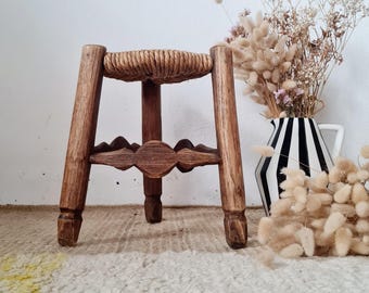 Piccolo sgabello antico con 3 gambe in legno e seduta in paglia intrecciata | Sgabello retrò da cassetto, supporto per piante o tavolino vintage