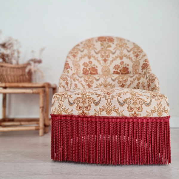 Fauteuil crapaud beige motifs floraux à franges rouges - Factory Vintage