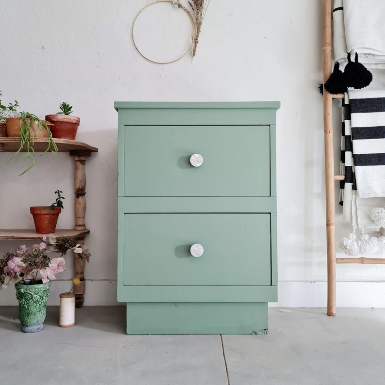 Commode deux tiroirs en bois coloris vert Chiffonnier ancien en bois à deux tiroirs Factory Vintage image 9