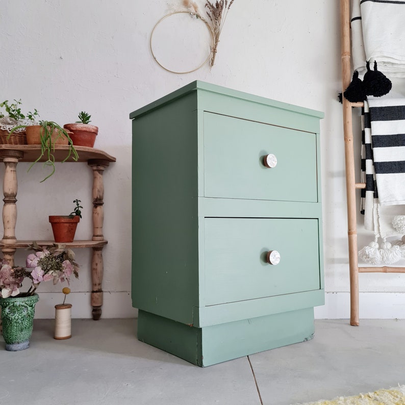 Commode deux tiroirs en bois coloris vert Chiffonnier ancien en bois à deux tiroirs Factory Vintage image 5