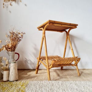 Vintage rotan bijzettafel / Antieke rotan bijzettafel / Boho rotan tijdschriftenrek / Klein retro nachtkastje / Vondst van een rommelmarkt uit de jaren 60/70