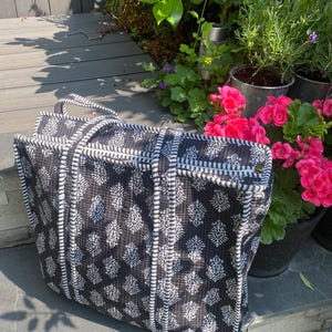 Beach Tote: Quilted Cotton Bag, Handmade in Jaipur, Black Travel Bag, Eco Friendly immagine 5