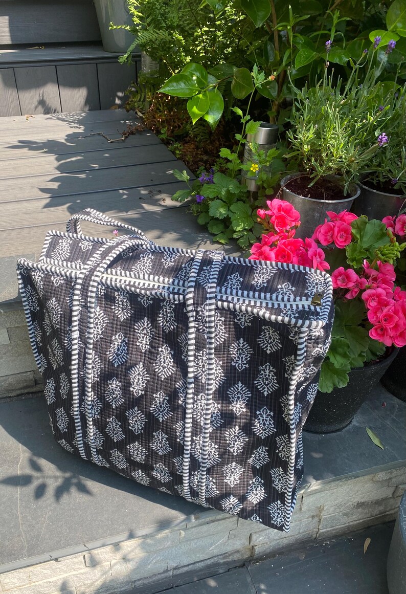 Beach Tote: Quilted Cotton Bag, Handmade in Jaipur, Black Travel Bag, Eco Friendly immagine 5