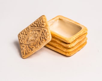 A Merryfield Pottery Biscuit Custard Cream Trinket Box