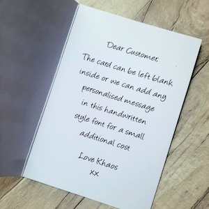 Puede incluir: Una tarjeta blanca con texto negro que dice "Estimado cliente, La tarjeta se puede dejar en blanco por dentro o podemos agregar cualquier mensaje personalizado en esta fuente de escritura a mano por un peque&ntilde;o costo adicional Love Khaos XX".