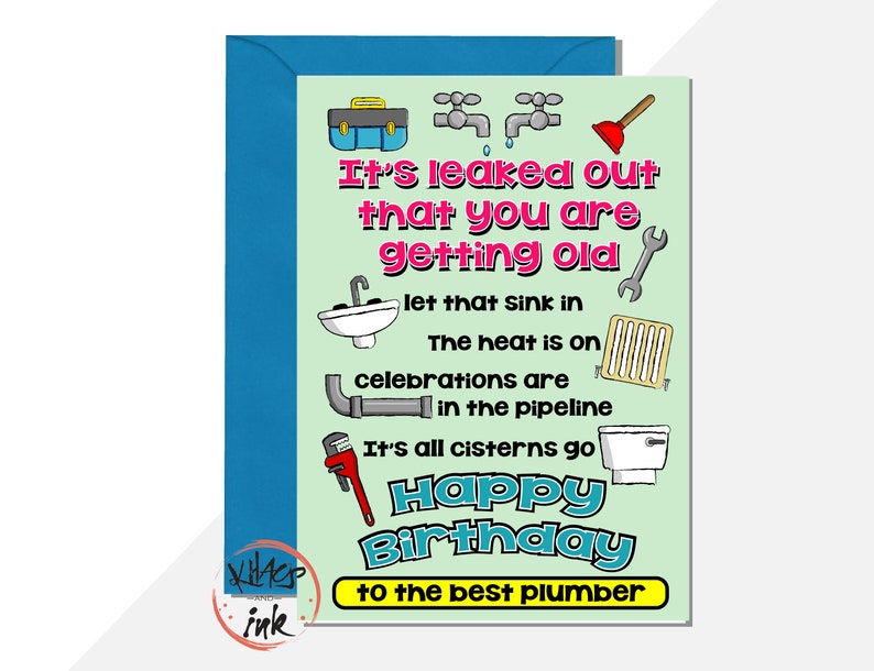 Puede incluir: Una tarjeta de cumplea&ntilde;os verde y blanca con tem&aacute;tica de fontaner&iacute;a. Presenta una ilustraci&oacute;n de dibujos animados de herramientas y accesorios de fontaner&iacute;a, incluyendo una llave inglesa, un inodoro, un lavabo y una tuber&iacute;a. La tarjeta dice "It's leaked out that you are getting old. Let that sink in. The heat is on. Celebrations are in the pipeline. It's all cisterns go. Happy Birthday to the best plumber."